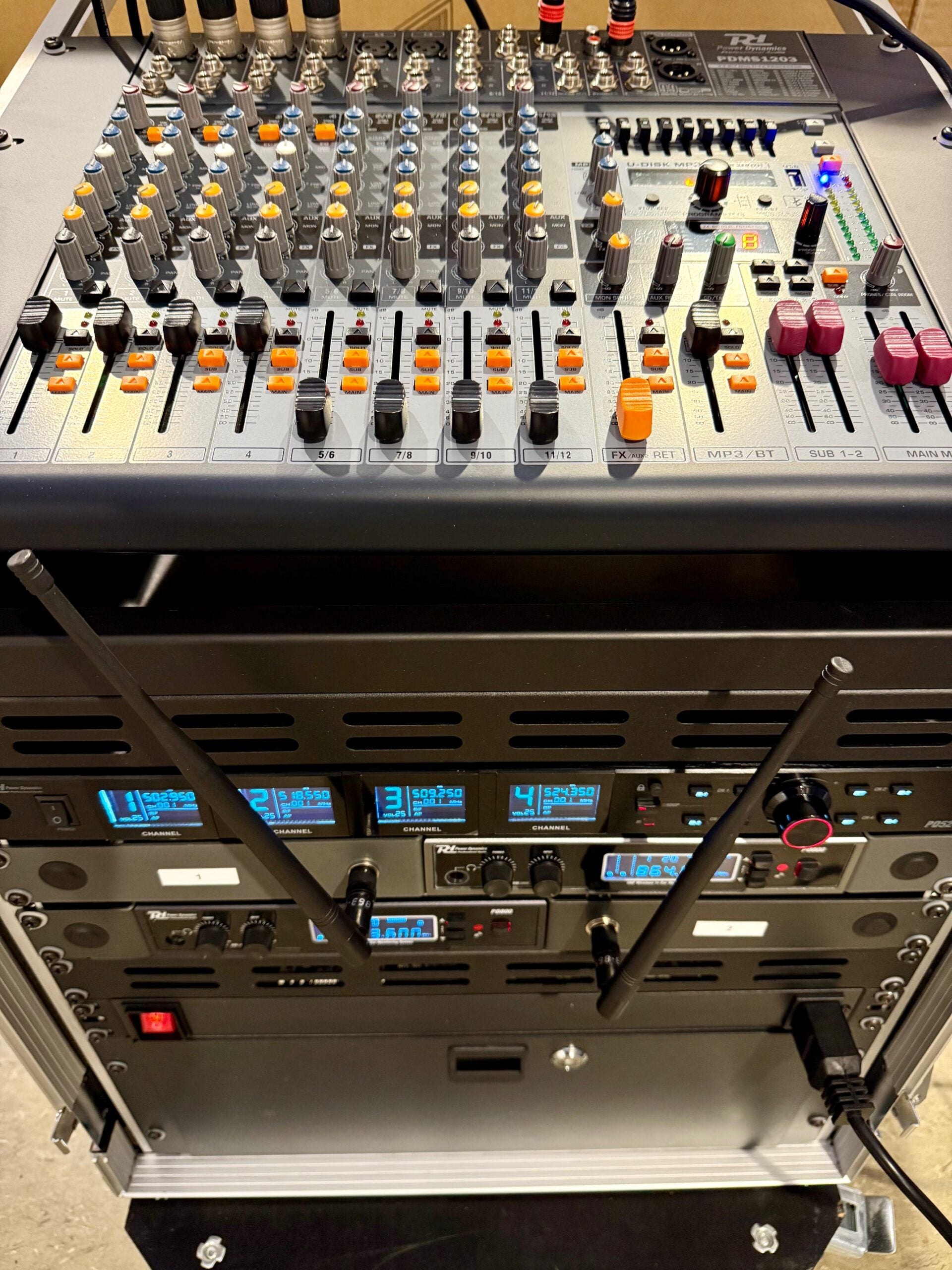 Utleie - Rack med mikser, 4 x Trådløst system og 2 x In Ear